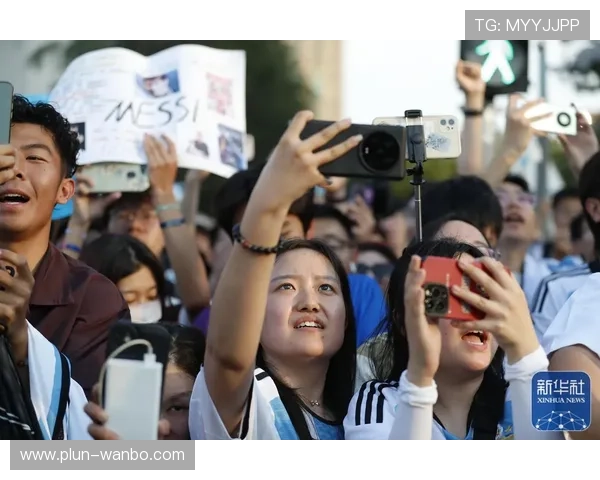 梅西加盟新俱乐部首秀引爆全场球迷热情与讨论
